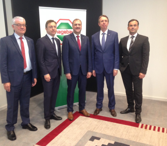 Die Geschäftsführung und der Aufsichtsratsvorsitzende der Hagebau stellten sich am Vortag den Fragen der Presse. Die Geschäftsführung und der Aufsichtsratsvorsitzende der Hagebau stellten sich am Vortag den Fragen der Presse.