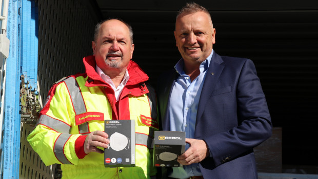 Mag. Günther Erhartmaier (rechts) nahm die Spende von Gerhard Frank, Geschäftsführer von Gebol, entgegen. Mag. Günther Erhartmaier (rechts) nahm die Spende von Gerhard Frank, Geschäftsführer von Gebol, entgegen.