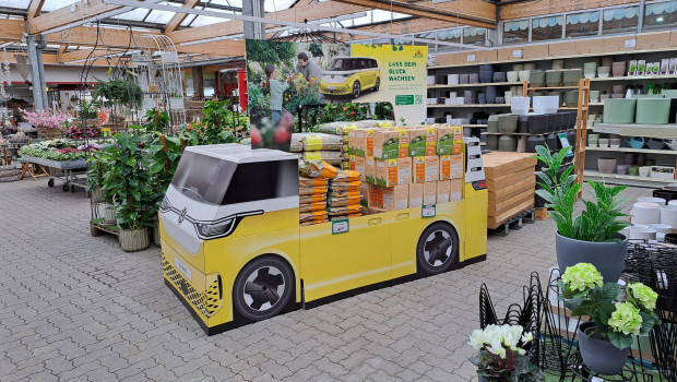 Mit einem Display im Design des Volkswagen ID. Buzz bewirbt Neudorff die Aktion im Handel.