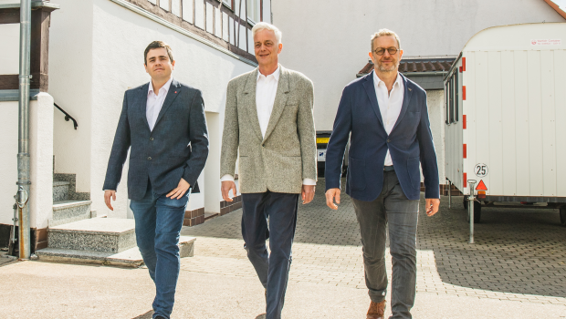 Die neue Geschäftsleitung der Carl Warrlich GmbH (v.l.): Kevin Warrlich, Mathias Pafelinsky und Alexander Häßler. Die neue Geschäftsleitung der Carl Warrlich GmbH (v.l.): Kevin Warrlich, Mathias Pafelinsky und Alexander Häßler.