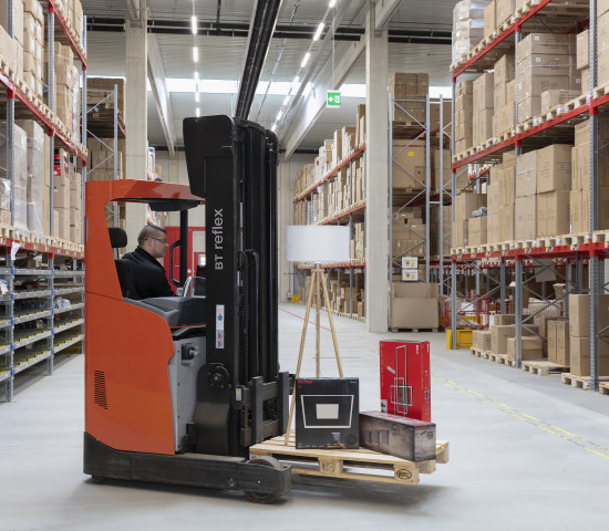 Mit dem Bau der neuen Lager- und Ladenbauhalle wurden die Kapazitäten von 18.000 m² auf 23.000 m² erweitert.