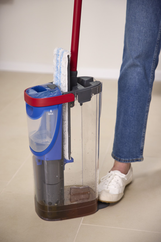 Während Wasserdüsen den Microfaserbezug in einer Kammer mit Frischwasser befeuchten, wird das Schmutzwasser in einer anderen Kammer separat gesammelt.