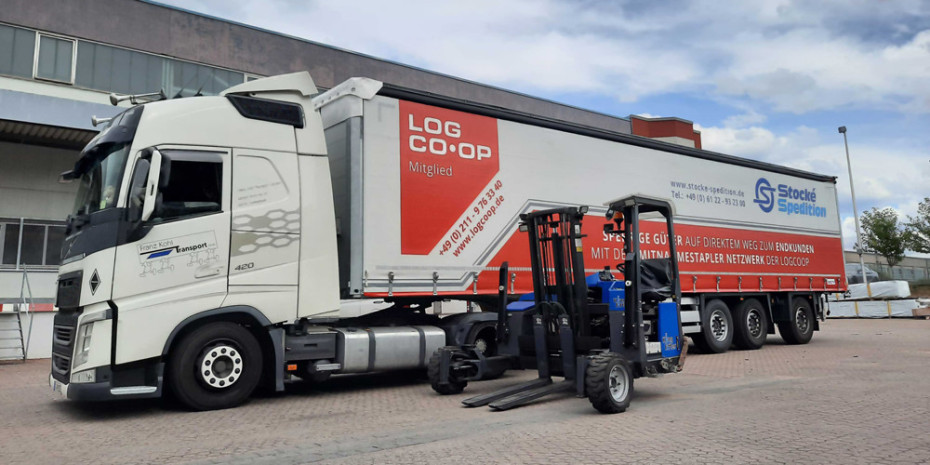 Mit Lkw und Vier-Wege-Stapler wird&nbsp;die Ware direkt an die Bordsteinkante&nbsp;des Endverbrauchers geliefert.&nbsp;