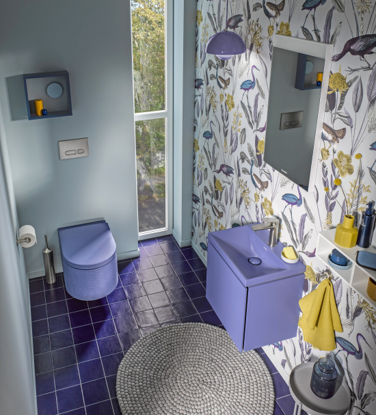 Klein und fein: Das starke Salonblau-Matt von Möbel, Waschtisch und WC harmoniert optimal mit &nbsp;der zartgrauen Vogeltapete („Glasshouse Soft Grey“). 