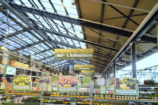 Die gläserne Dachkonstruktion des Gartencenters unterscheidet den neuen Markt von den anderen Standorten in Deutschland. 