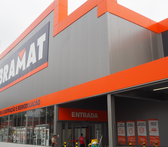 Adeo etabliert sein Profi-Format in Portugal unter der Marke Obramat.