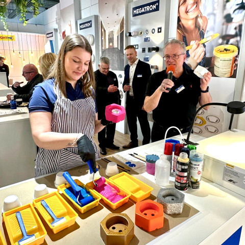 Am Stand von IDV konnten die Besucher selbst kreativ werden und die neue Leuchte Mosaik von Lightme gestalten.&nbsp;