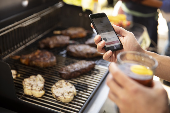 Der Genesis-Grill wurde entsprechend den Kundenwünschen optimiert. So lässt sich beispielsweise per App im Blick behalten, was auf dem Rost vor sich geht. Der Genesis-Grill wurde entsprechend den Kundenwünschen optimiert. So lässt sich beispielsweise per App im Blick behalten, was auf dem Rost vor sich geht.