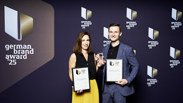 Alpina-Marketingleiterin Katharina Tillmann und Adam Schikora, Projektmanager Online-Marketing/PR, nahmen bei der Award-Verleihung in Berlin die Auszeichnungen entgegen.
