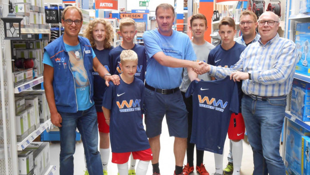 Freude übers neue Teamtrikot bei den Jugendkickern der JSG-Winterber-Züschen. 
