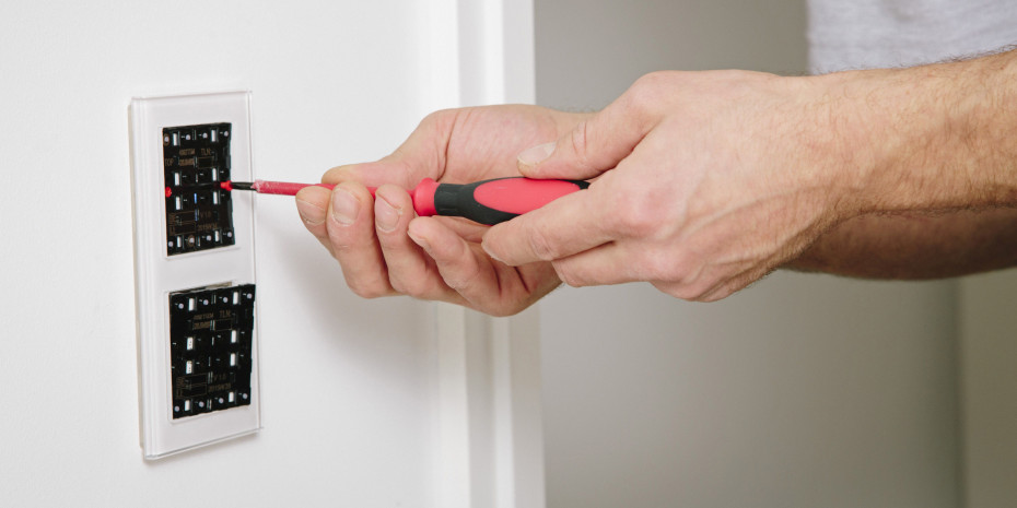 Das eigenständige Reparieren von Steckdosen, Elektrogeräten und ähnlichem kann schnell zur Gefahr werden, mahnt der Verband.&nbsp;