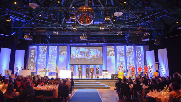 Der Eisen wird wieder - das Bild entstand bei der letzten Verleihung vor zwei Jahren - am ersten Messeabend im Theater am Tanzbrunnen feierlich überreicht. Der Eisen wird wieder - das Bild entstand bei der letzten Verleihung vor zwei Jahren - am ersten Messeabend im Theater am Tanzbrunnen feierlich überreicht.