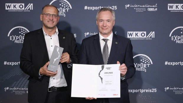 Geschäftsführer Franz Neuhofer (v.l.) und COO Peter Baldinger nahmen den Exportpreis entgegen.&nbsp;