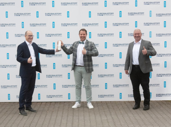 An der Preisübergabe an Oskar in Klingenberg nahmen (von links)&nbsp;Peter Abraham, Maximilian Kara und Christian Sturm teil.