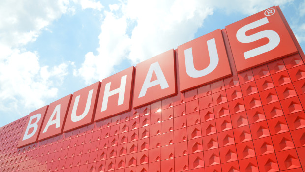 Die markante Fassade zur B 38 hin setzt einen starken Akzent.