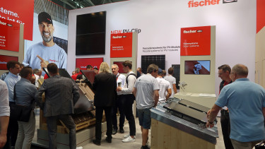 Fischer zeigt Befestigungsinnovationen für Solarprojekte