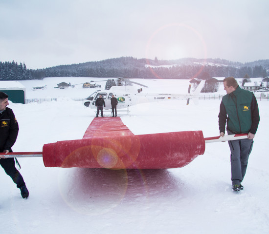 Für die Kunden wurde der rote Teppich auf dem Schnee ausgerollt.