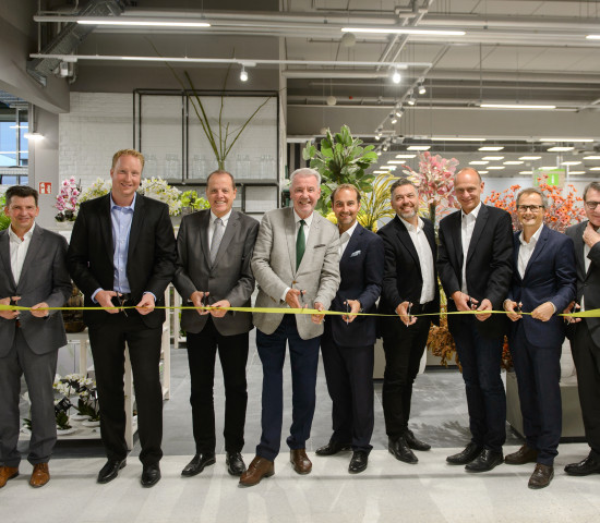 Eröffnung in Wiener Neustadt (v. l.): Thomas Martin (Regionsleiter Dehner), Frank Böing (Chief Sales Officer Dehner), Gerhard Jäger (Vermieter), Mag. Klaus Schneeberger (Bürgermeister Wiener Neustadt), Georg Weber (CEO Dehner), Oliver Haller (Chief Purchasing Officer Dehner), Fred Schneider (Marktleiter Dehner Wiener Neustadt), Thomas Frewein (Projektleiter Österreich Expansion, Immobilien und Projektentwicklung Dehner) , Bernhard Hönig (Chief Operating Officer Dehner).