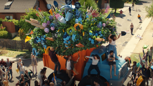 Ein riesiger Truck versorgt die Menschen im Video mit Werkzeug.&nbsp;