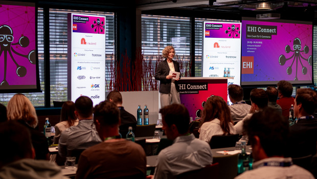 Prof. Dr. Ellen Roemer, Studiengangsleitung BWL – Internationales Handelsmanagement & Logistik an der Hochschule Ruhr West, führte als Moderatorin durch das Programm der EHI Connect.