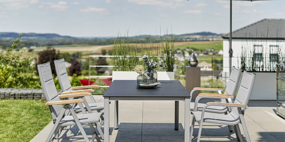 Entspanntes Essen unter freiem Himmel:&nbsp;Garten, (Dach-)Terrasse und Balkon übernehmen&nbsp;immer mehr Funktionen der Wohnung.
