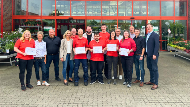 Nicole Meyer von der Hagebau-Akademie (dritte v.l.) und Lars Hagemann, Geschäftsführer Schröder Bauzentrum Gruppe (r.), sind stolz auf die Absolventen des ersten Moduls der Verkaufsprofi-Reihe.