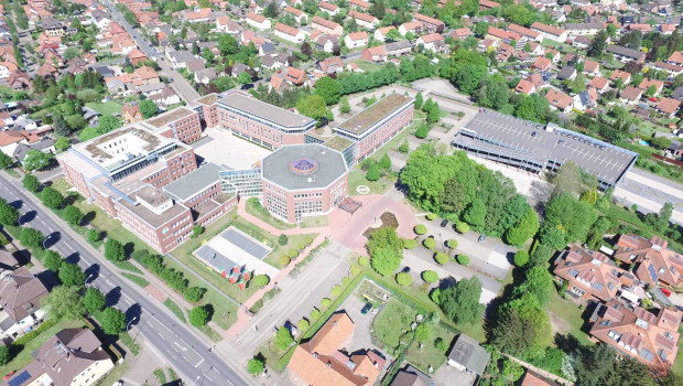 Die Hagebau-Zentrale in Soltau freut sich auf die Berater von Oliver Wyman, die der Kooperation bei der Umsetzung des Effizienzprogramms "Evo" helfen sollen. Die Hagebau-Zentrale in Soltau freut sich auf die Berater von Oliver Wyman, die der Kooperation bei der Umsetzung des Effizienzprogramms "Evo" helfen sollen.