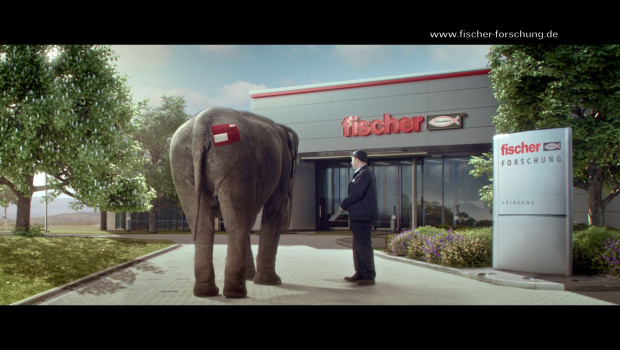 Ein Elefant in Waldachtal? Der Fischer-Werbespot erlaubt einen Blick hinter die Kulissen des Befestigungsspezialisten.