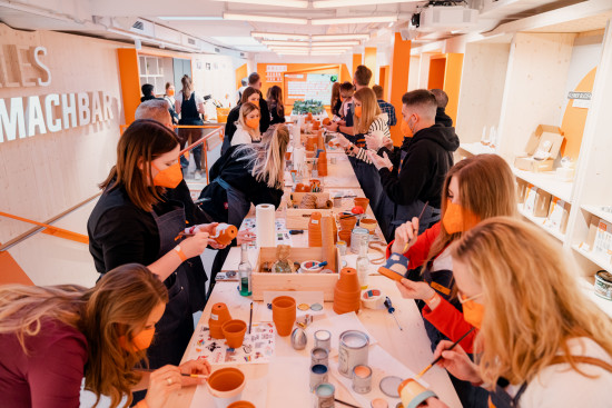 Setzling-Workshop am Eröffnungsvortag an der „längsten Werkbank der Welt“.