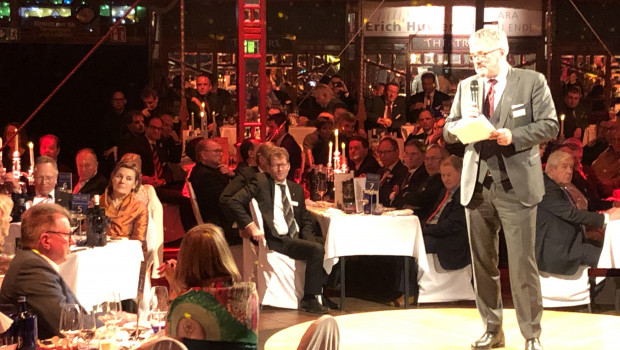 Dr. Peter Wüst (Mitte) bei der Ankündigung, dass Globus Baumarkt-Chef Erich Huwer (links am Bildrand) 2020 den DIY-Lifetime-Award des BHB und des Dähne Verlages erhalten wird.