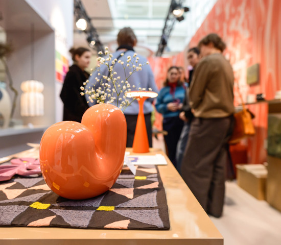 Glänzende Oberflächen, geschwungene Formen und geometrische Muster – viele Dekorationsprodukte kommen im Art-Déco-Look daher. Glänzende Oberflächen, geschwungene Formen und geometrische Muster – viele Dekorationsprodukte kommen im Art-Déco-Look daher.