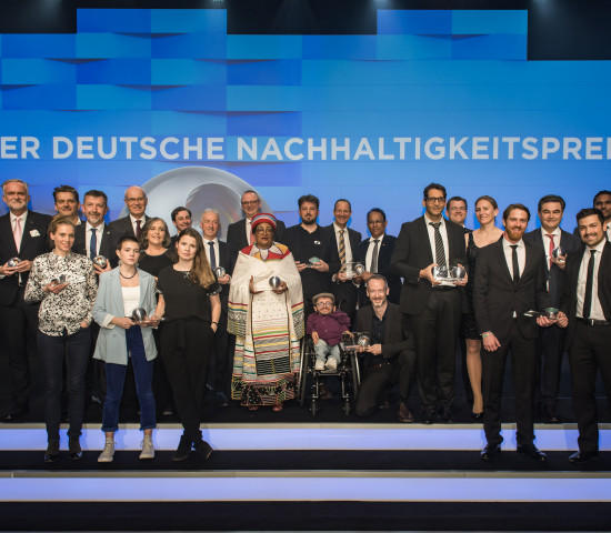 Gruppenbild aller Preisträger des Deutschen Nachhaltigkeitspreises 2020. Gruppenbild aller Preisträger des Deutschen Nachhaltigkeitspreises 2020.