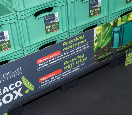 Das Display informiert über die Neuheit und präsentiert die gestapelten Boxen offen und gut einsehbar.&nbsp;