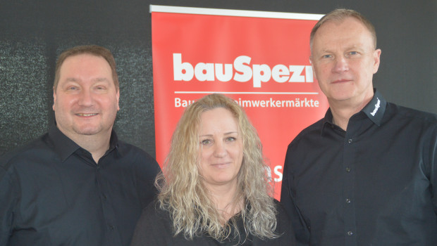 Für die Ausgestaltung des Bauspezi-Systems sind in der NBB-Zentrale Prokuristin Nicole Köllmann, Geschäftsführer Dirk Mende (l.) und Prokurist Thomas Herzner verantwortlich. Für die Ausgestaltung des Bauspezi-Systems sind in der NBB-Zentrale Prokuristin Nicole Köllmann, Geschäftsführer Dirk Mende (l.) und Prokurist Thomas Herzner verantwortlich.