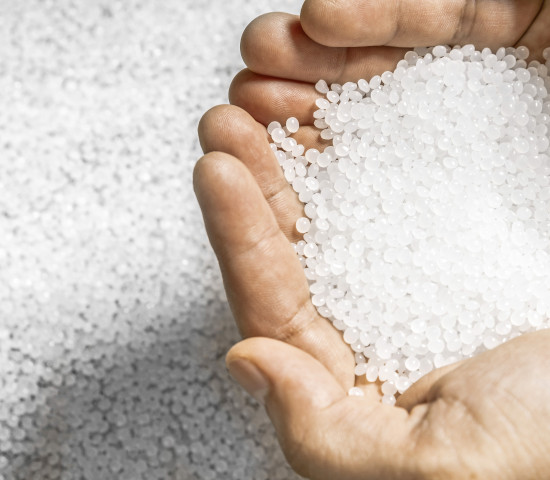 Aus solchen Produktionsrückständen und wiederverwerteten Kunststoffteilchen entsteht das Rezyklat, aus dem dann Greena gefertigt wird. Aus solchen Produktionsrückständen und wiederverwerteten Kunststoffteilchen entsteht das Rezyklat, aus dem dann Greena gefertigt wird.