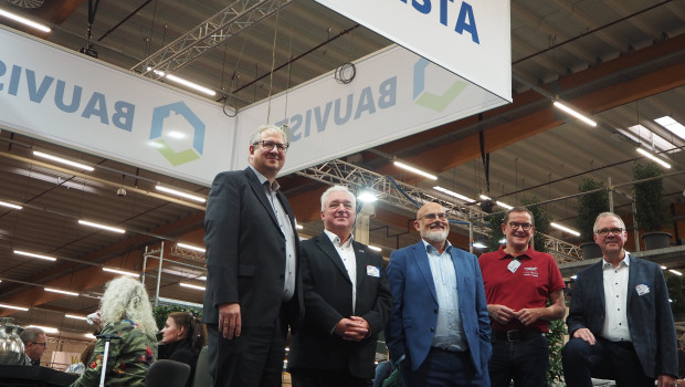 Die Kooperationschefs zeigten sich auf dem Handelsforum sehr zufrieden mit der Zusammenarbeit (v. l.): Jörg Kronenberg (Bauvista), Thomas Niedermaier (KEM), Johannes Häringslack (Bauvista), Norbert Thebille (Landfuxx) und Ralf Weiß (KEM). Die Kooperationschefs zeigten sich auf dem Handelsforum sehr zufrieden mit der Zusammenarbeit (v. l.): Jörg Kronenberg (Bauvista), Thomas Niedermaier (KEM), Johannes Häringslack (Bauvista), Norbert Thebille (Landfuxx) und Ralf Weiß (KEM).