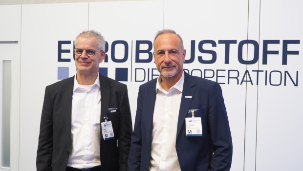 Dr. Eckard Kern (r.), Vorsitzender der Geschäftsführung, und Geschäftsführer Holger Reviol haben auf dem Eurobaustoff-Forum über die aktuelle Lage der Eurobaustoff informiert. In einigen Wochen wird die Kooperation den Namen des dritten Geschäftsführers bekanntgeben, wer das Führungsgremium ab Januar vervollständigen wird.