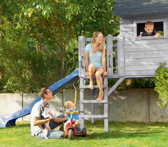 Mit gutem Gewissen die Gartenzeit genießen: Wer ökologische Lasuren, Lacke und Farben von Remmers verwendet, schützt Holz und Biene.