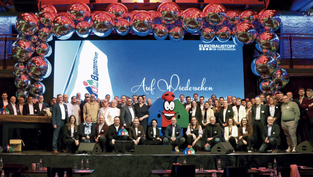 Gruppenfoto mit Maskottchen: Knapp 90 Teilnehmerinnen und Teilnehmer sind zum I&M-Markenmeeting gekommen.
