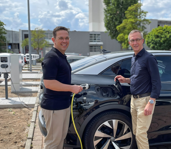 Dr. Ronald Große (links) und Volker Mehler probieren die neuen Ladesäulen auf dem Mitarbeiterparkplatz der Meffert AG Farbenwerke aus. Dr. Ronald Große (links) und Volker Mehler probieren die neuen Ladesäulen auf dem Mitarbeiterparkplatz der Meffert AG Farbenwerke aus.