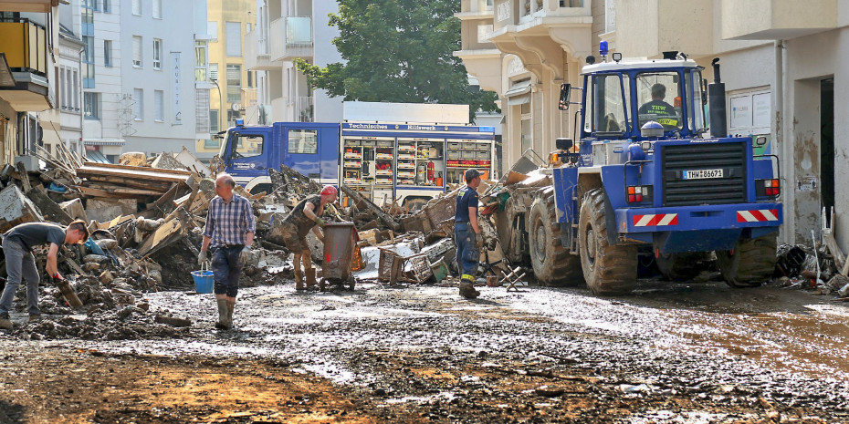 Einsatzkräfte des THW beräumen mit der Bevölkerung die Straßen von Ahrweiler.&nbsp;
