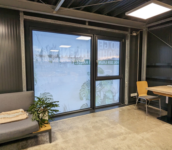 …von innen bietet es Sichtschutz und Schatten für die Sozialräume.