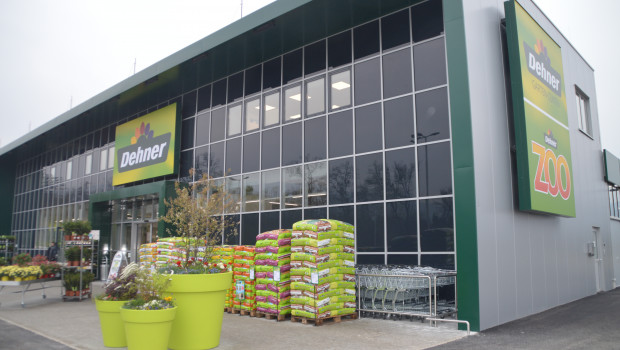 Eingangsfassade in grünem Glas: Dehner in Anif.