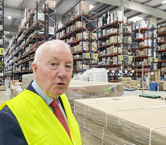 John W. Herbert im brandneuen Hochregallager von NeoPro im Madrider Vorort Getafe.