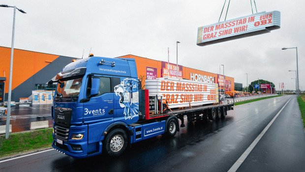 Auf der Straße und in der Luft war Obi bei der Eröffnung rund um den neuen Hornbach-Markt präsent.
