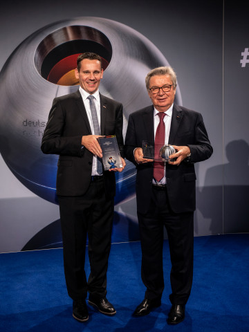 Glückliche Gesichter: Prof. Klaus Fischer, Inhaber der Unternehmensgruppe Fischer, und Marc-Sven Mengis, Vorsitzender der Geschäftsführung, nach dem Gewinn des Deutschen Nachhaltigkeitspreises.
Glückliche Gesichter: Prof. Klaus Fischer, Inhaber der Unternehmensgruppe Fischer, und Marc-Sven Mengis, Vorsitzender der Geschäftsführung, nach dem Gewinn des Deutschen Nachhaltigkeitspreises.