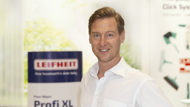 „Angesichts des erhöhten Hygienebewusstseins wurde unser Profi-Bodenwischsystem von den Verbrauchern stark nachgefragt", berichtet Leifheit-Chef Henner Rinsche. „Angesichts des erhöhten Hygienebewusstseins wurde unser Profi-Bodenwischsystem von den Verbrauchern stark nachgefragt", berichtet Leifheit-Chef Henner Rinsche.