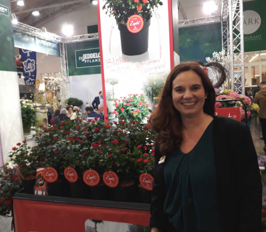 Marketingleiterin Yvonne Solbrig am Stand der Baumschule zu Jeddeloh.