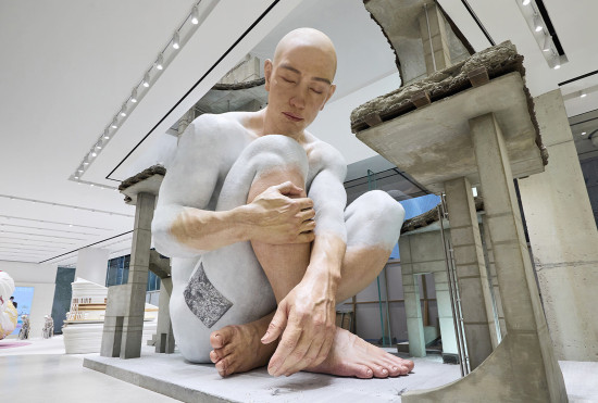 Im Einkaufszentrum Haus Nowhere in Shenzhen, einem Projekt der Brillenmarke Gentle Monster, ziehen riesige Installationen die Blicke der Passanten auf sich. 