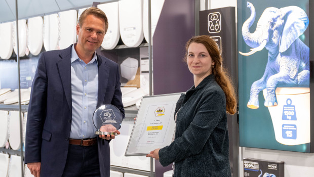 Niklas Köllner nahm den Preis im Showroom des Unternehmens in Hilden entgegen.&nbsp;